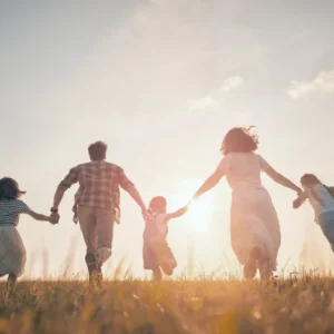 Familie nach vorne laufend
